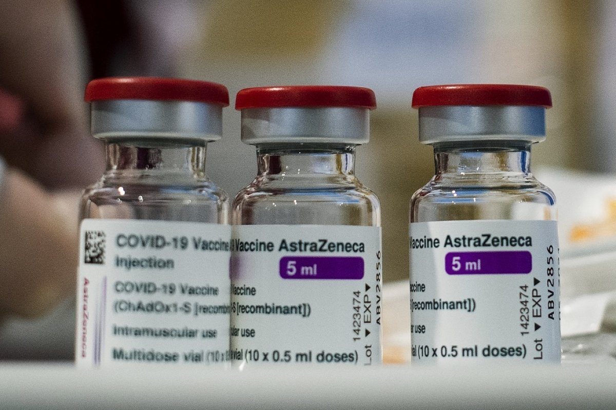 [AstraZeneca afirma que reações à vacina já são esperadas e podem ser combatidas com medicamentos ]