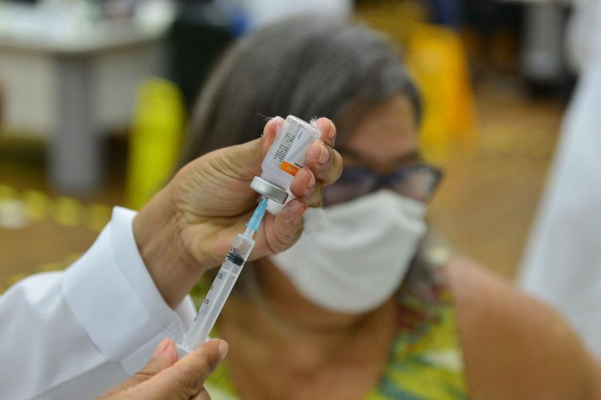[Para vacinar todos os adultos até o fim do ano, o Brasil precisa aplicar quase 1,7 milhão de doses a cada dia útil]