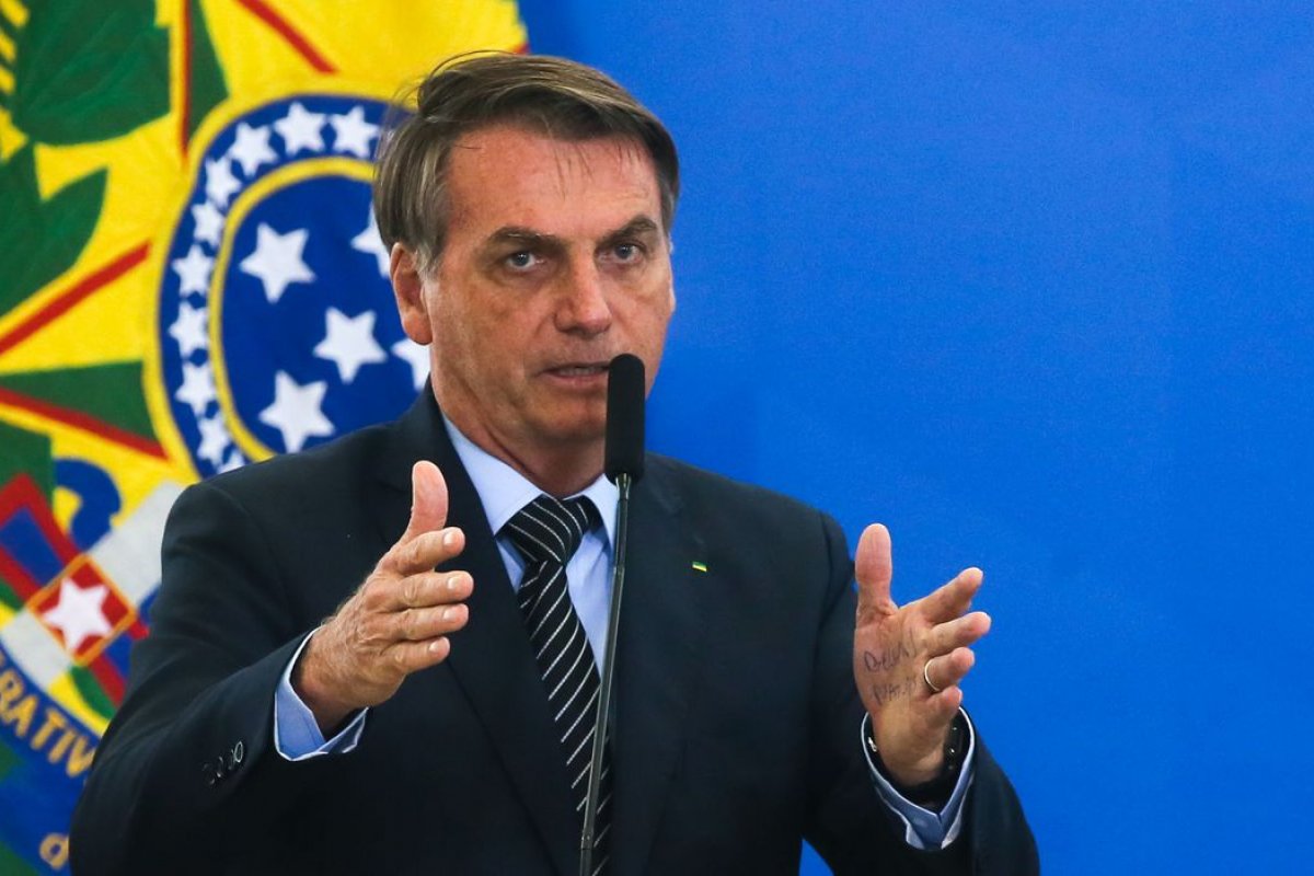 [Bolsonaro volta a defender voto impresso e critica investigação da facada]