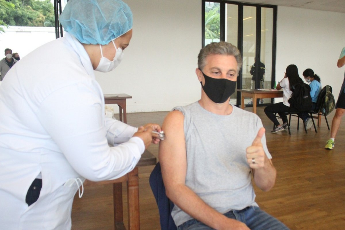 [Luciano Huck recebe a primeira dose da vacina contra a Covid-19]