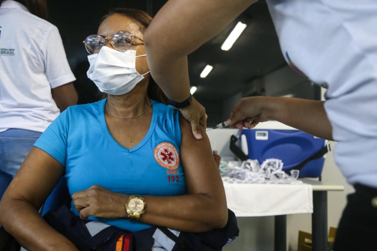 [Mais 14 mil pessoas são vacinadas em primeira dose na Bahia]