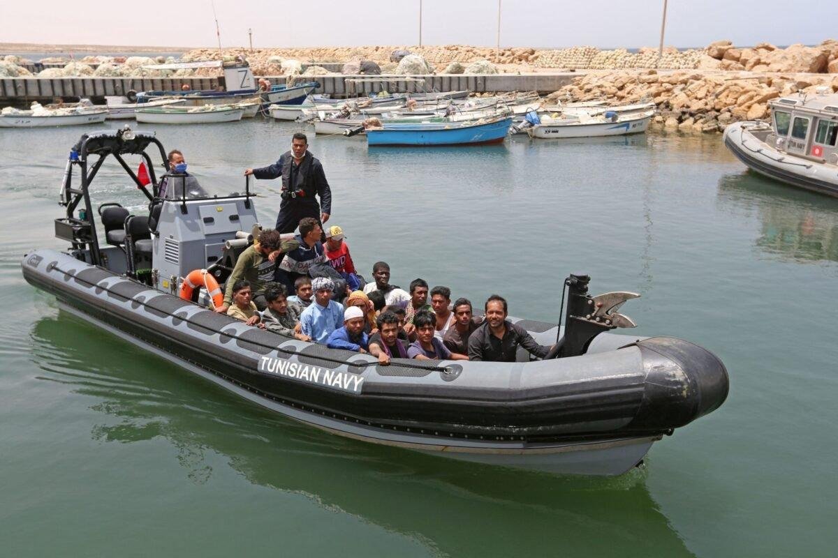 [Embarcações humanitárias resgatam 394 refugiados no Mar Mediterrâneo]