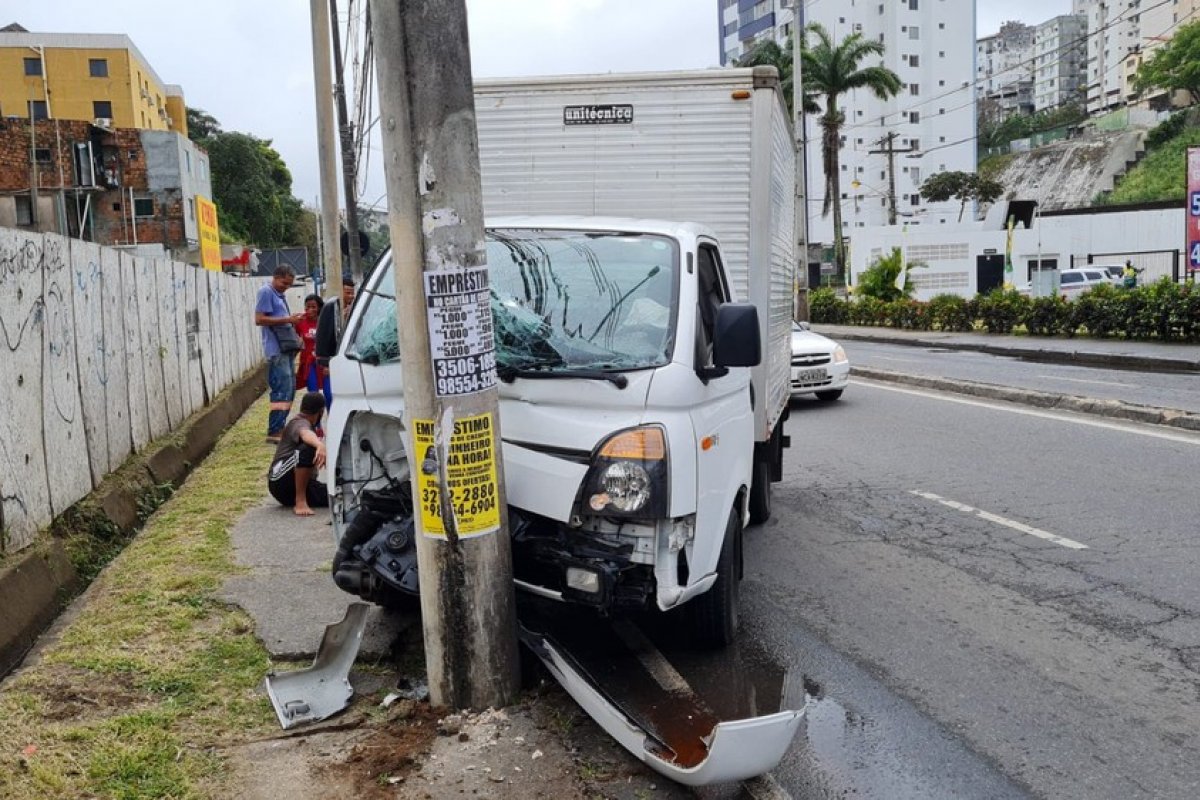 [Motorista e carona ficaram feridos durante acidente na Avenida Ogunjá, em Salvador ]