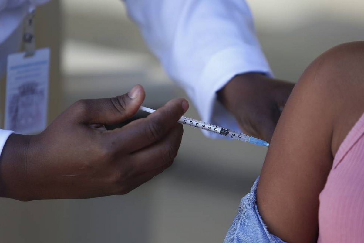 [Vacinação de adolescentes de 12 a 17 anos sem comorbidades segue suspensa pelo Ministério da Saúde ]