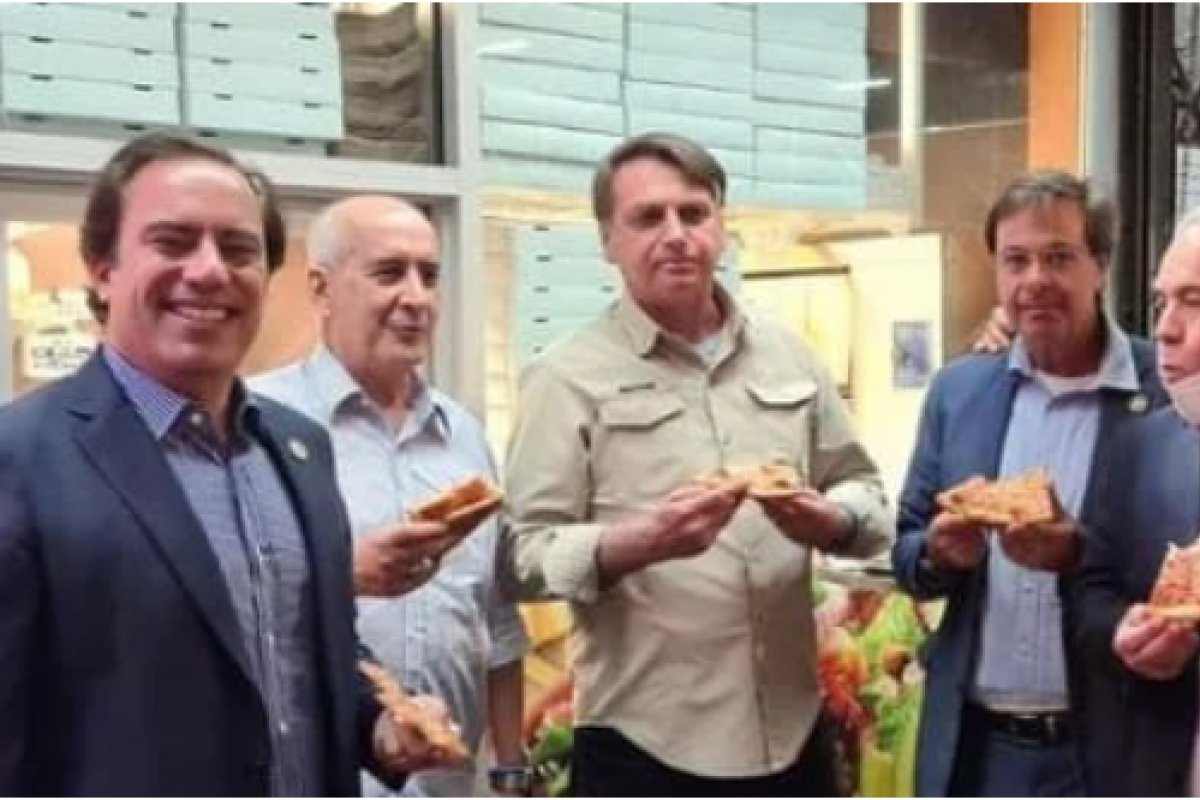 [Prefeito de Nova York ironiza Bolsonaro após foto de pizza na rua]