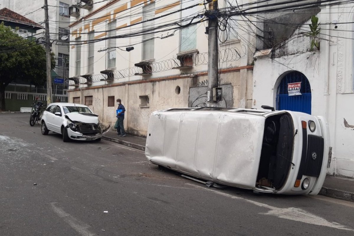 [Kombi tomba após bater de frente contra carro no bairro de Nazaré, em Salvador]