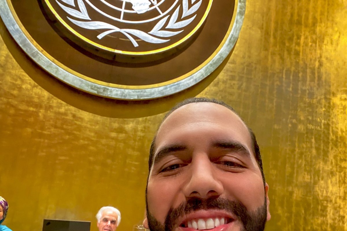 [Presidente do El Salvador tira selfie durante discurso na Assembleia da ONU]
