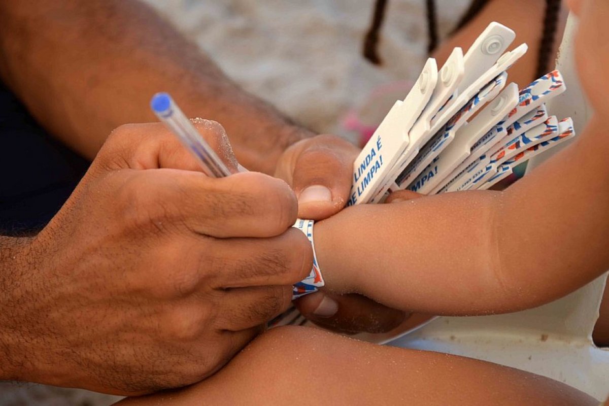 [Mais de 3 mil pulseiras são entregues para crianças nas praias de Salvador]