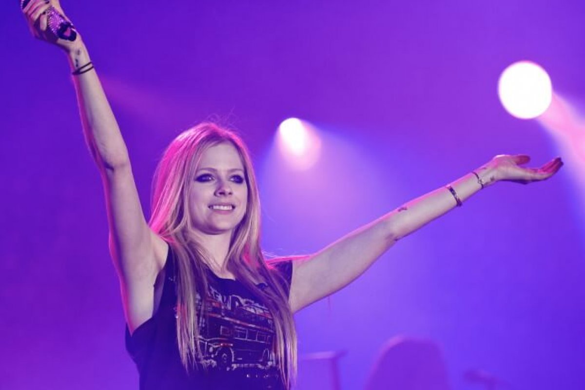 [Avril Lavigne lança single 'Bite Me', com referências de pop punk]