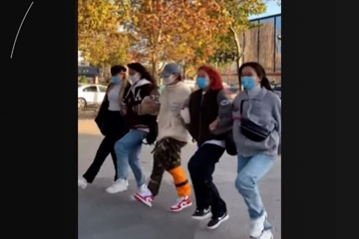 [Vídeo: chineses descobrem Carreta Furacão e imitam danças no Douyin]
