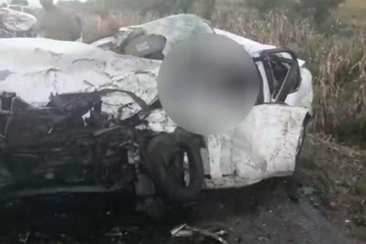 [Após carro colidir frontalmente com caminhonete, homem morre na BA-052]
