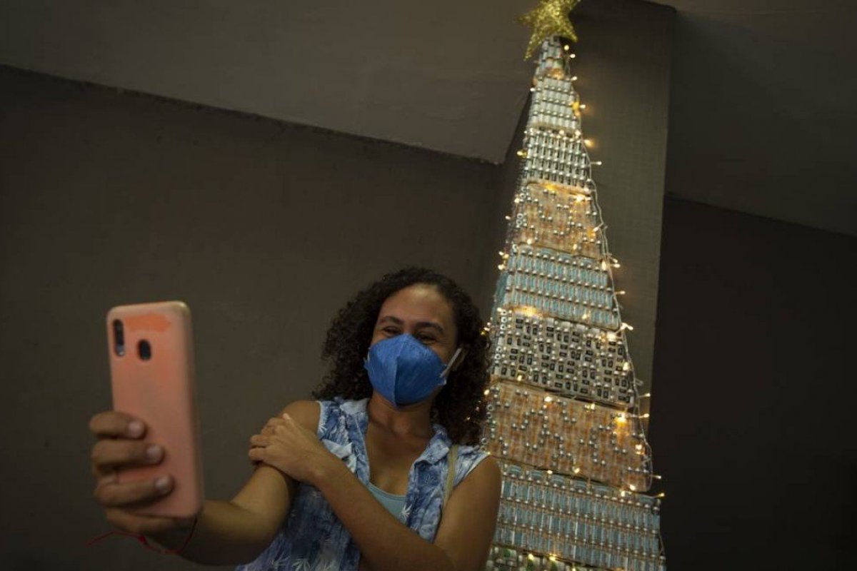 Funcionários de posto de saúde fazem árvore de natal com frascos de vacina  - Brasil | Farol da Bahia