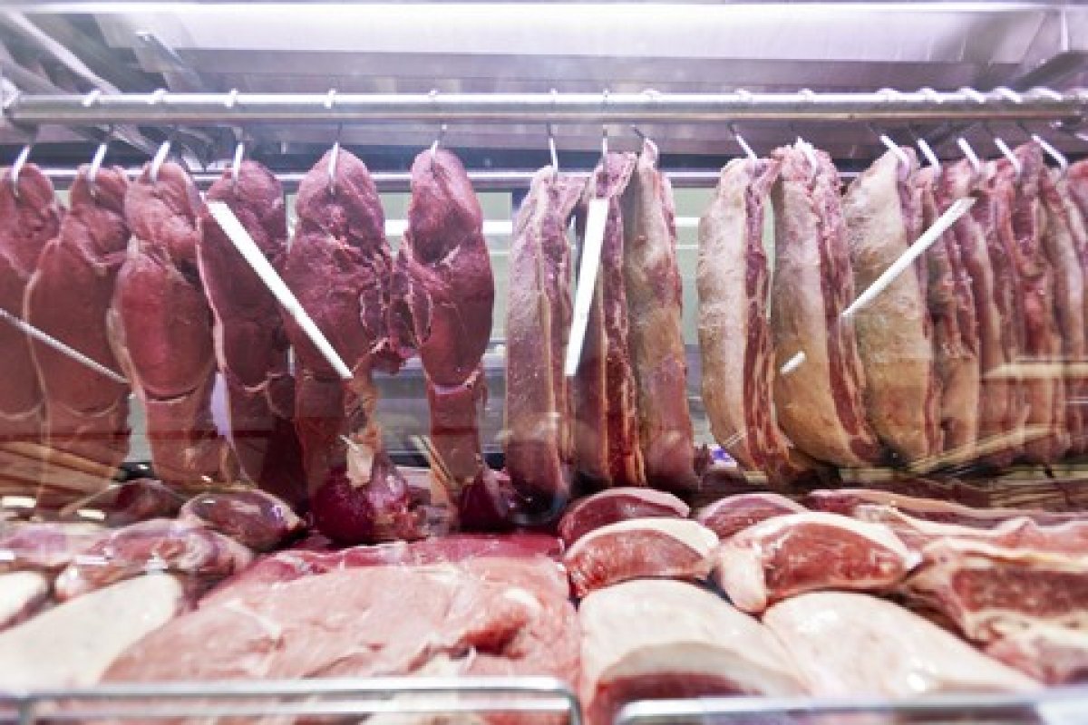 [Após derrubar embargo, China veta 100 mil toneladas de carne estocadas no Brasil]