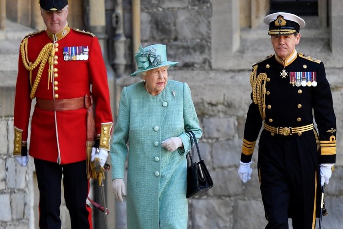 [Jovem detido ao invadir castelo de Windsor, admite intensão de assassinar a Rainha Elizabeth]